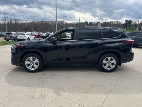 Used 2023 Toyota Highlander LE AWD/4WD image 4