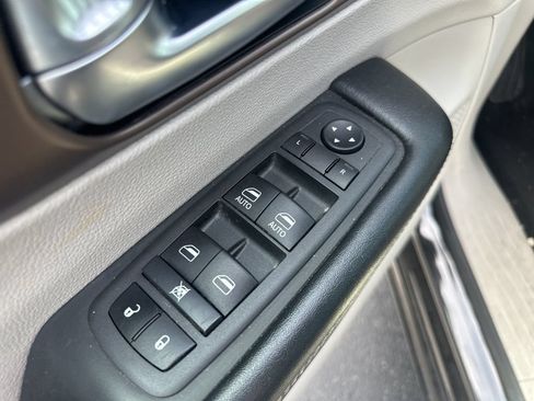 Used 2022 Chrysler Voyager LX FWD image 28