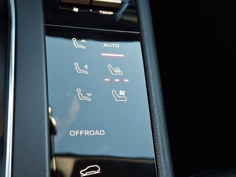 Used 2024 Porsche Macan image 25