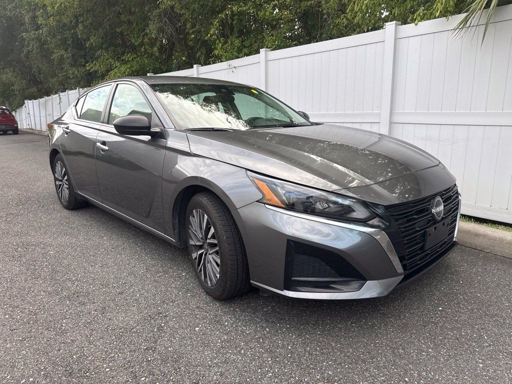 Used 2024 Nissan Altima 2.5 SV FWD image 2