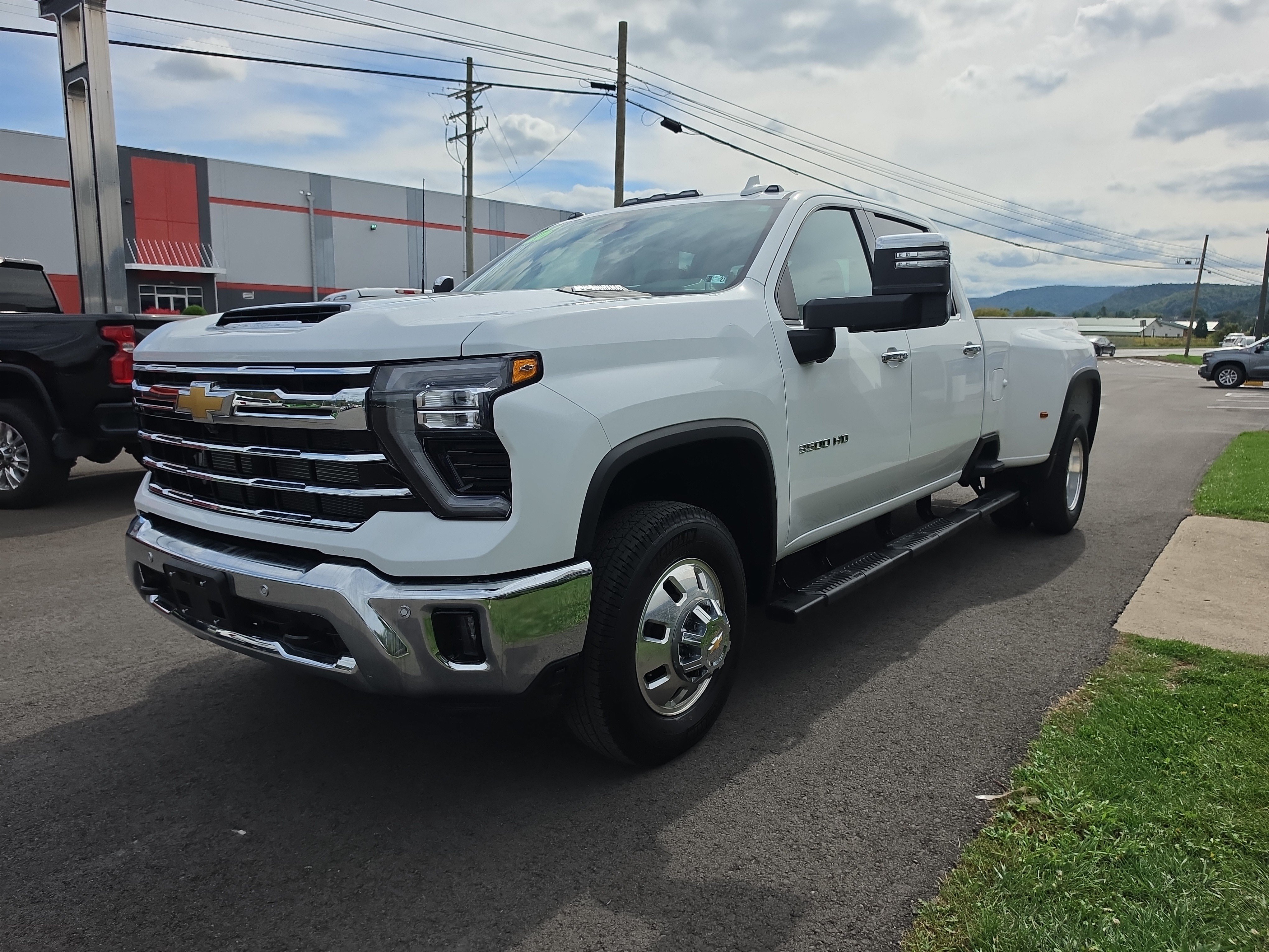 Used 2026 Chevrolet Silverado 3500 LTZ w/ LTZ Convenience Package AWD/4WD image 8