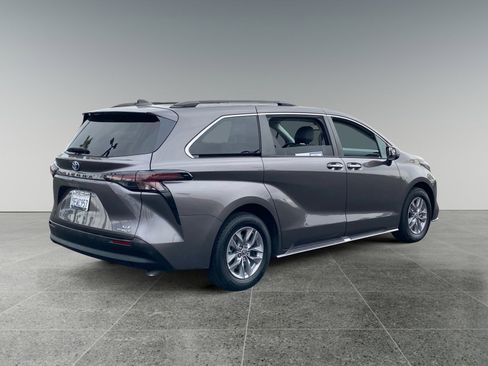 Used 2023 Toyota Sienna XLE FWD image 5