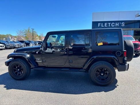 Used 2016 Jeep Wrangler Unlimited Sahara w/ Connectivity Group AWD/4WD image 8