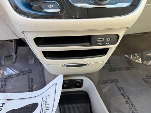 Used 2018 Chrysler Pacifica Touring-L image 20