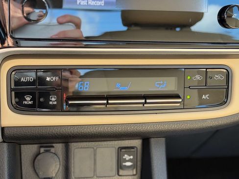 Used 2017 Toyota Corolla LE FWD image 12