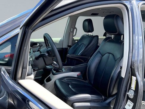 Used 2023 Chrysler Pacifica Touring-L FWD image 25