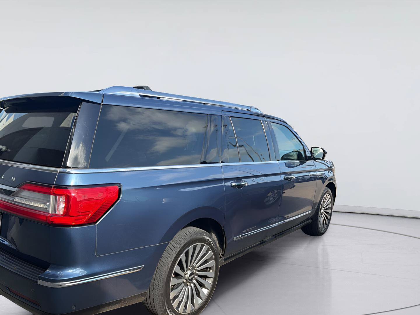 Used 2019 Lincoln Navigator L Reserve AWD/4WD image 3