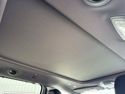 Used 2026 Chrysler Pacifica Limited FWD image 10