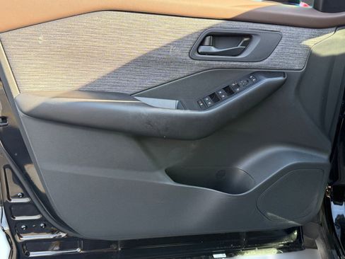 Used 2023 Nissan Rogue S image 11