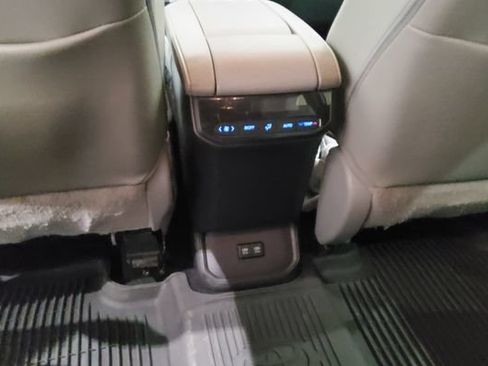 Used 2020 Toyota Highlander XLE AWD/4WD image 20