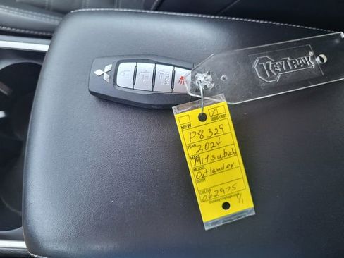 Used 2024 Mitsubishi Outlander SE image 25