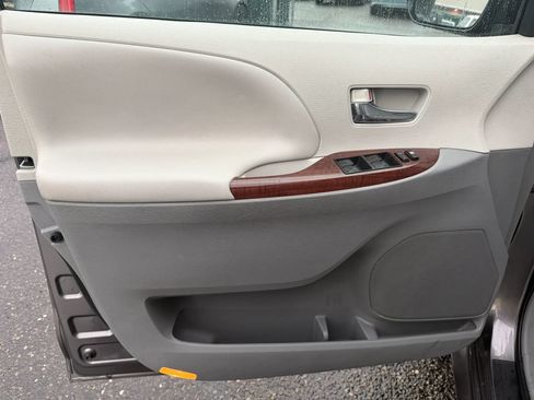 Used 2014 Toyota Sienna XLE AWD/4WD image 8