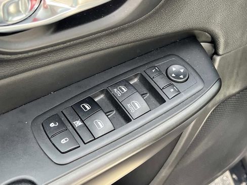 Used 2019 Jeep Cherokee Trailhawk w/ Cold Weather Group AWD/4WD image 14