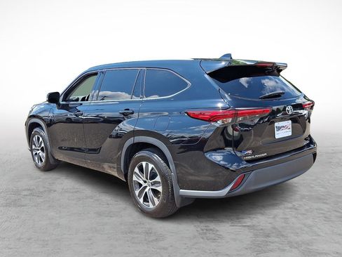 Used 2022 Toyota Highlander XLE AWD/4WD image 3