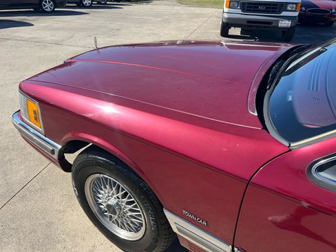 Used 1990 Lincoln Town Car image 21