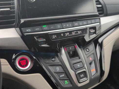 Used 2025 Honda Odyssey Touring image 3