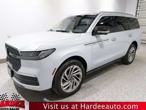 Used 2025 Lincoln Navigator Reserve AWD/4WD image 2