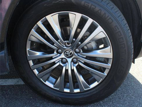 Used 2023 Toyota Venza XLE image 21