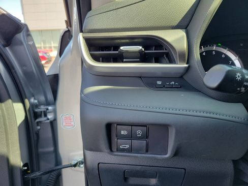 Used 2024 Toyota Highlander LE image 20