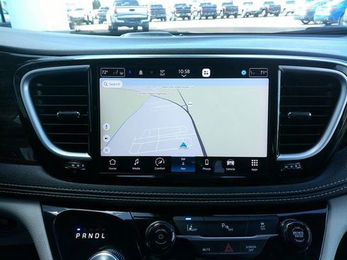 Used 2023 Chrysler Pacifica Limited image 15