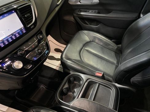 Used 2018 Chrysler Pacifica Touring-L w/ Premium Audio Group FWD image 15