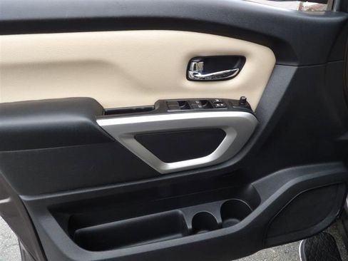 Used 2017 Nissan Titan SV image 11