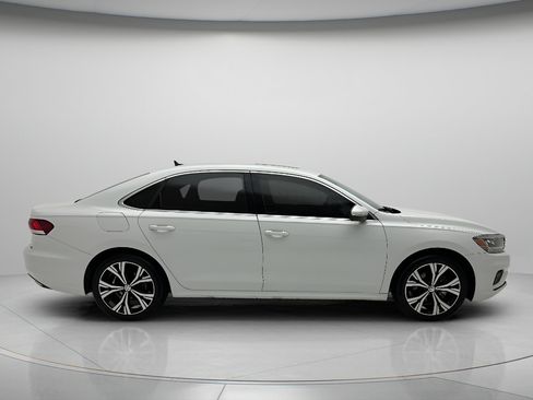 Used 2022 Volkswagen Passat 2.0T SE FWD image 2