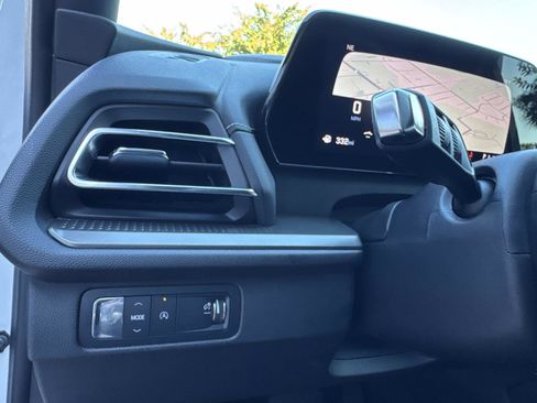 Used 2025 Chevrolet Traverse LT image 31