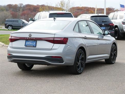 Certified 2025 Volkswagen Jetta SE image 7