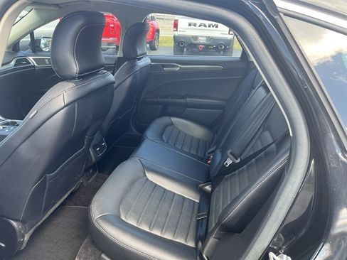 Used 2017 Ford Fusion SE w/ Fusion SE Technology Package image 30