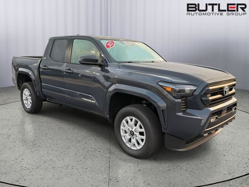Certified 2025 Toyota Tacoma SR5 AWD/4WD image 8