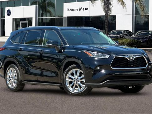 Used 2020 Toyota Highlander Limited FWD image 2