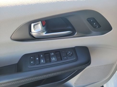 Certified 2024 Chrysler Pacifica Touring-L FWD image 15