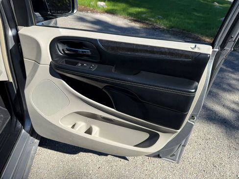 Used 2016 Chrysler Town & Country Touring FWD image 15