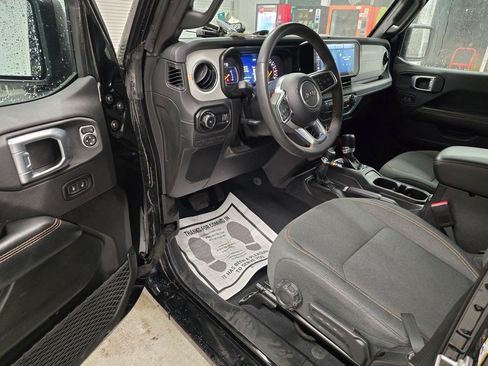 Used 2025 Jeep Wrangler Unlimited Sahara AWD/4WD image 14