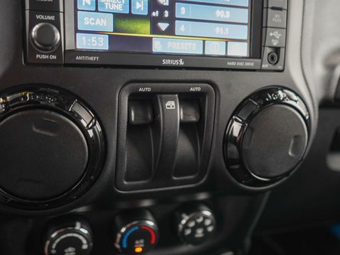 Used 2017 Jeep Wrangler Sahara AWD/4WD image 17