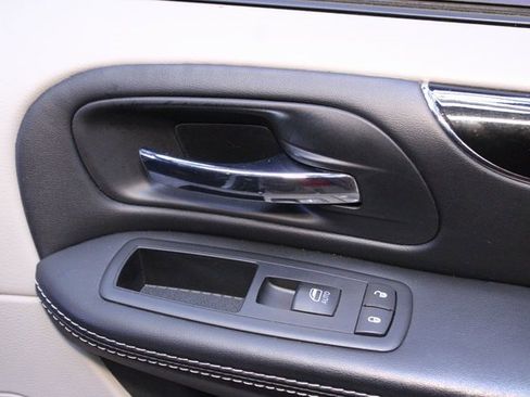 Used 2016 Dodge Grand Caravan SE image 9