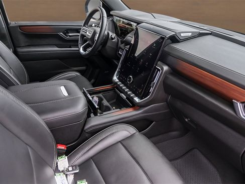 Used 2025 GMC Yukon Denali image 31