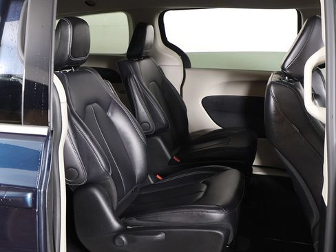 Used 2024 Chrysler Pacifica Limited FWD image 28