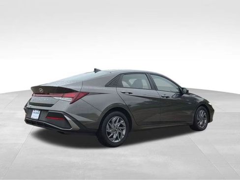Used 2024 Hyundai Elantra SEL FWD image 4