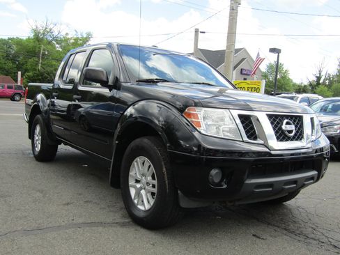 Used 2015 Nissan Frontier SV image 1