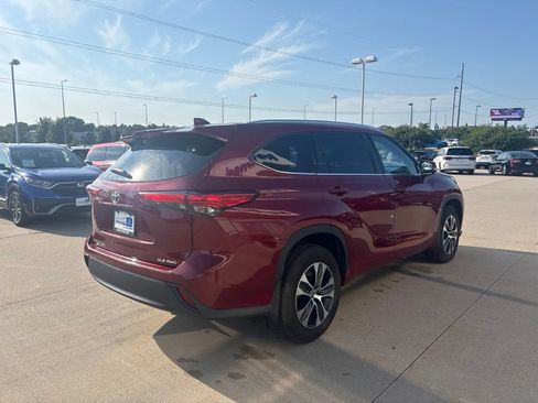 Used 2020 Toyota Highlander XLE AWD/4WD image 4