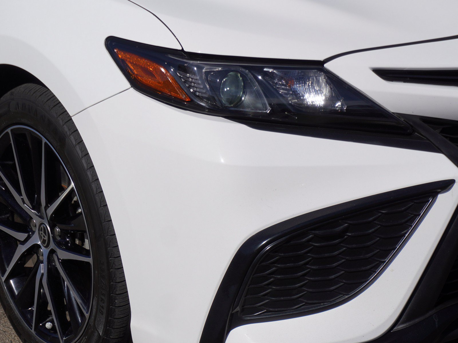 Used 2023 Toyota Camry SE FWD image 3