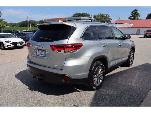 Used 2019 Toyota Highlander XLE AWD/4WD image 10