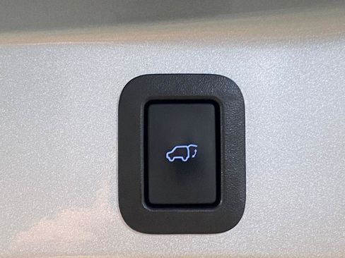 Used 2017 Toyota Highlander XLE AWD/4WD image 10