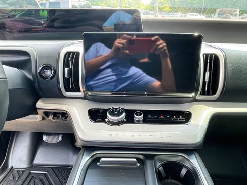 Used 2025 Ford Expedition Active AWD/4WD image 12