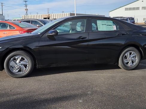 New 2026 Hyundai Elantra SE image 2