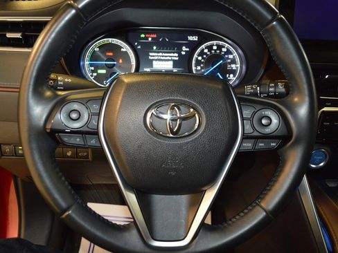 Used 2021 Toyota Venza Limited image 18