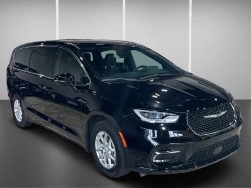 Used 2025 Chrysler Pacifica Select FWD image 2