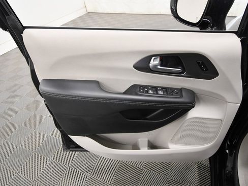 Used 2024 Chrysler Pacifica Touring-L image 13